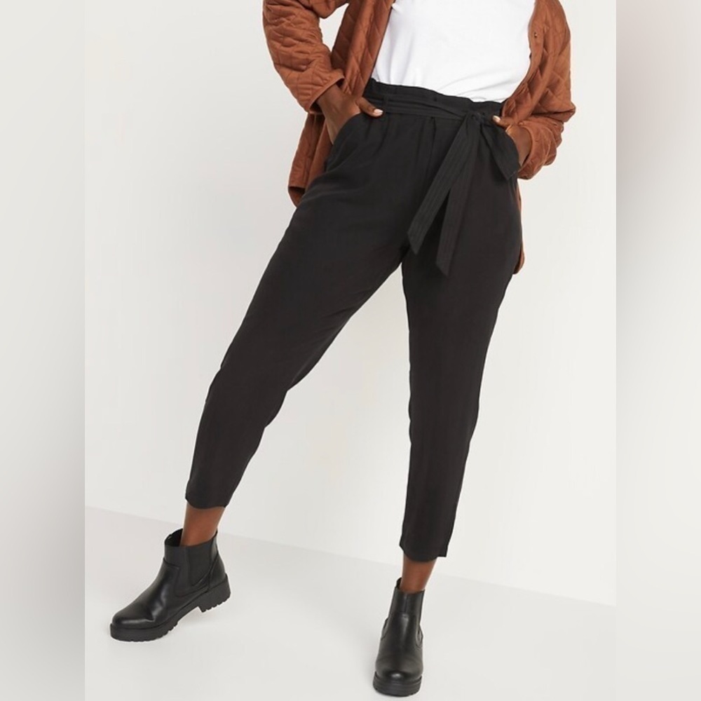 NWT! High-Waisted Cropped Belted Straight-Leg Pants for Women - Size Medium🎲